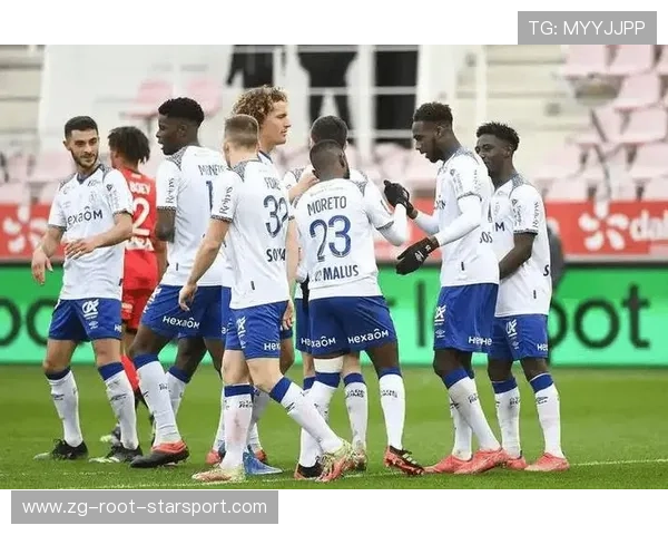 MMA选手站立膝击:压制对手的站立控场艺术 MMA选手站立膝击:压制对手的站立控场艺术